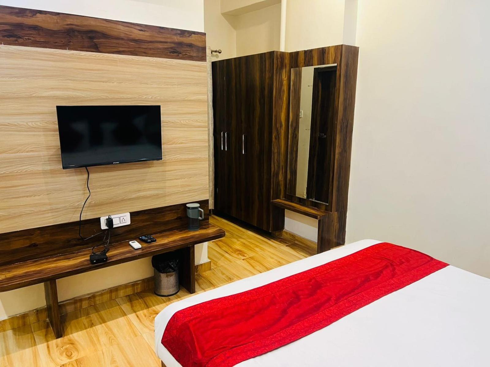 Hotel S V Grand バラナシ エクステリア 写真