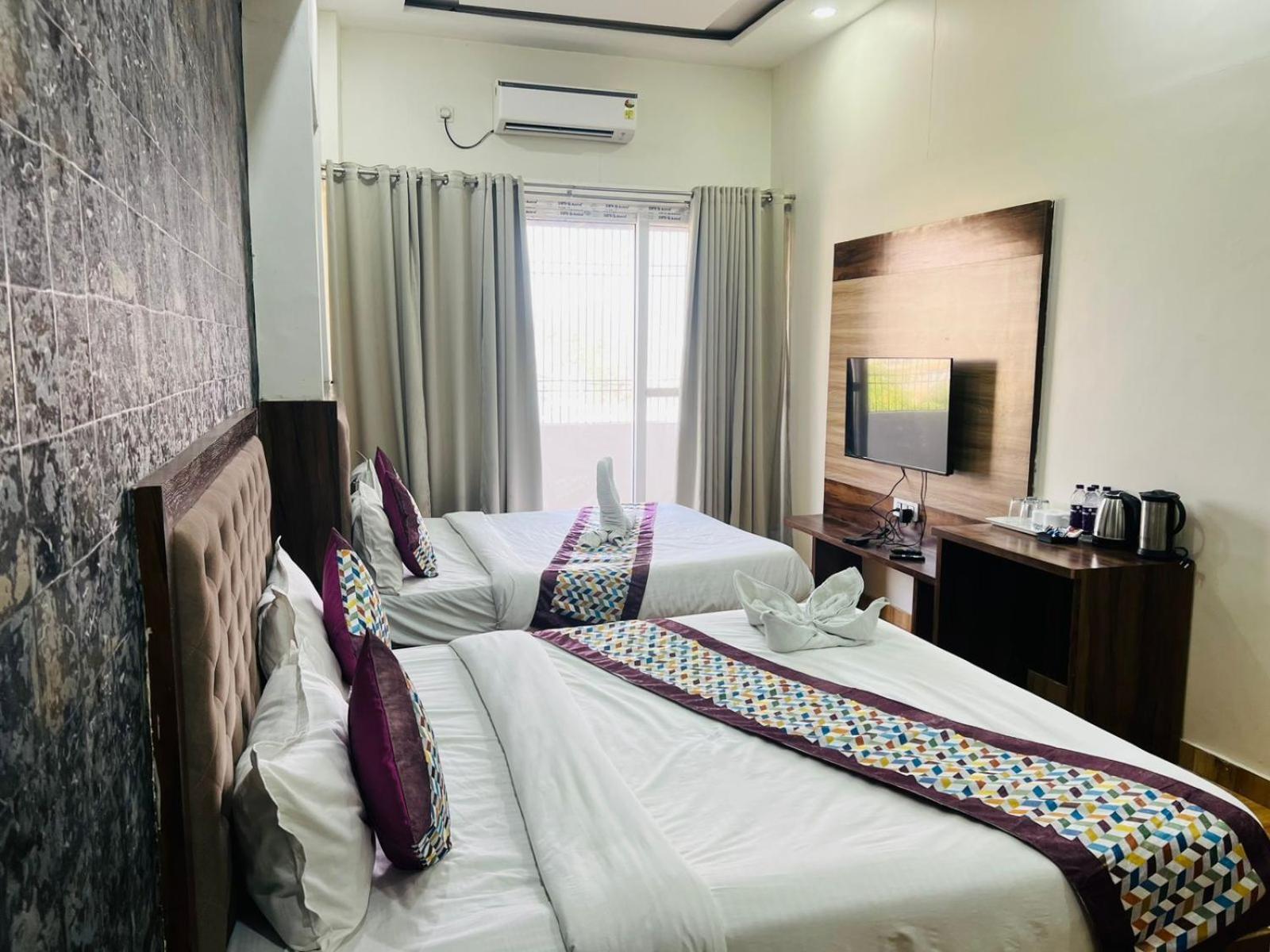 Hotel S V Grand バラナシ エクステリア 写真